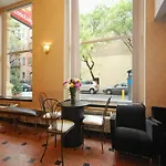 Econo Times Square Hotel 2*