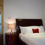 Murray Hill Apartment Sleeps 9