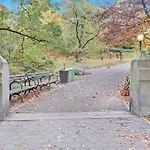 Cozy, Bright, 2Bed/1Bath: Prime East Village