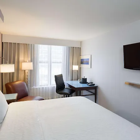 Hampton By Hilton Seaport Hotel 2*