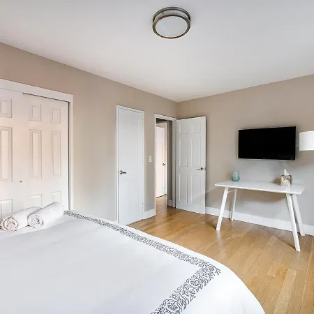 Excellent 3 Beds 2 Baths By Park * New York