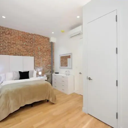 Spacious 2br 2ba In The Heart Of Midtown Manhattan Apartment *