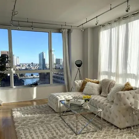 Large 3 Bedroom 2 Blocks From Times Square Aparthotel