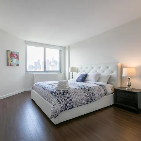 Beautiful 3 Bedroom With Private Balcony New York