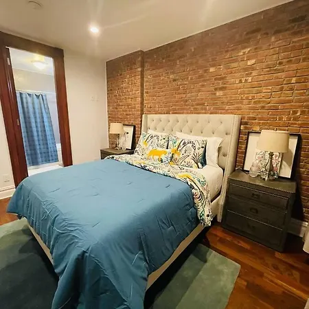 Renovated Brownstone W Outdoor Space Holiday home New York