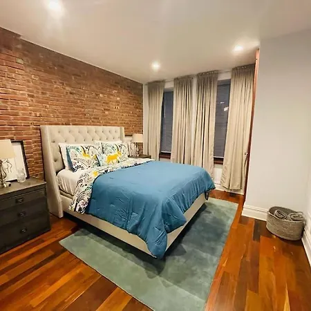 Renovated Brownstone W Outdoor Space Holiday home