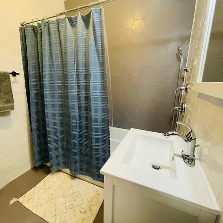 Renovated Brownstone W Outdoor Space Holiday home New York