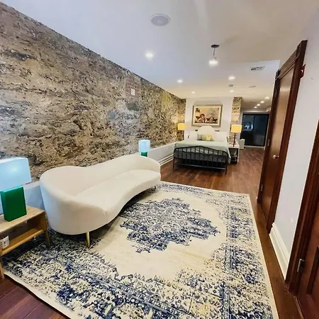 Holiday home Renovated Brownstone W Outdoor Space *