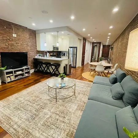 Holiday home Renovated Brownstone W Outdoor Space *