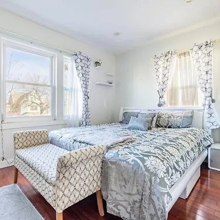 Cheerful 3-bedroom With Parking *