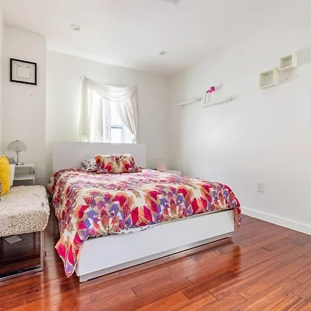 Holiday home Cheerful 3-bedroom With Parking New York
