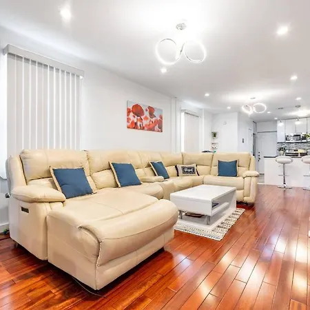Holiday home Cheerful 3-bedroom With Parking New York