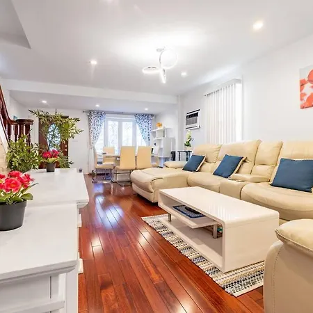 Cheerful 3-bedroom With Parking *
