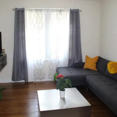 Designer Three Bd In Nyc *