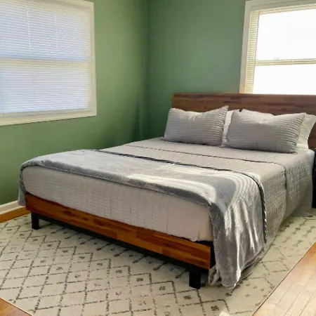 Modern 3 Bed At Mid West Apartment *