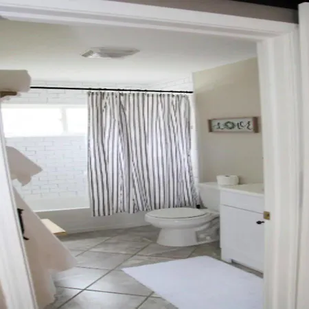 Modern 3 Bed At Mid West Apartment