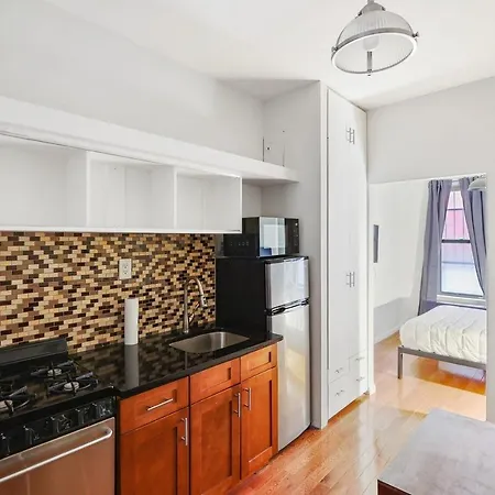 799: Hells Kitchen Apartment New York