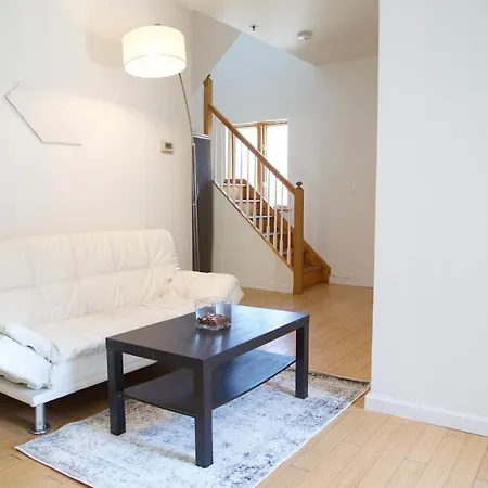 Brightonbeach Yellow Room-balcony Close To The Ocean And Shops Homestay New York