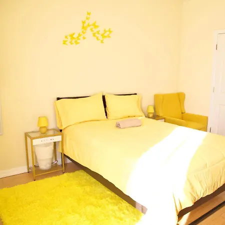 Brightonbeach Yellow Room-balcony Close To The Ocean And Shops Homestay