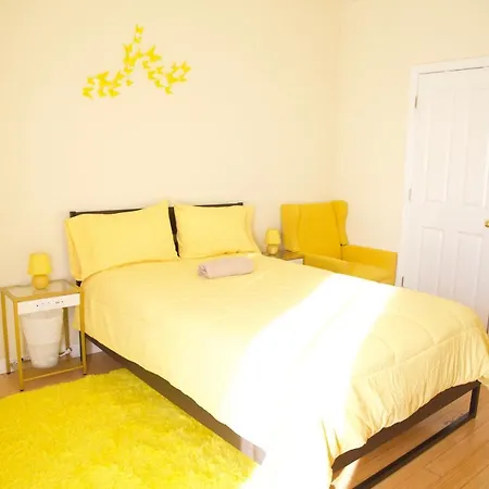 Brightonbeach Yellow Room-balcony Close To The Ocean And Shops Homestay *