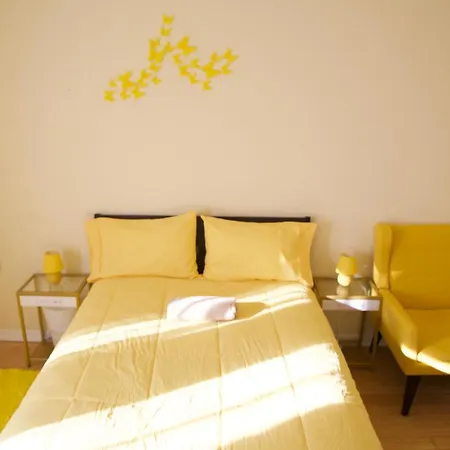 Homestay Brightonbeach Yellow Room-balcony Close To The Ocean And Shops