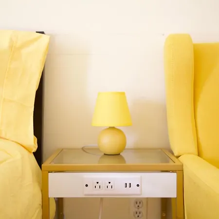 Brightonbeach Yellow Room-balcony Close To The Ocean And Shops Homestay *