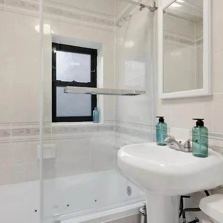 Bay Ridge Gem: Stylish & Serene Getaway Apartment New York