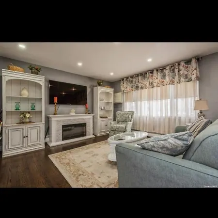 Ling's 202 Apartment
