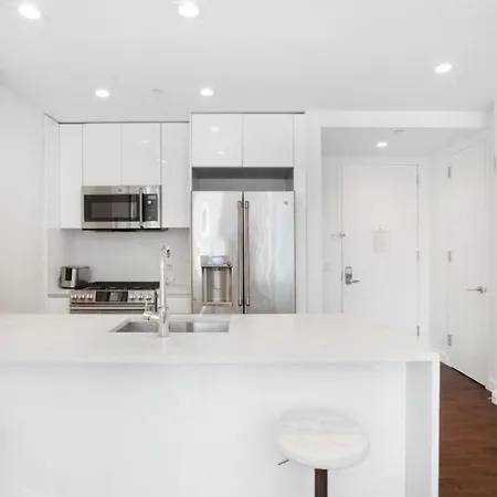 Beautiful 2 Bedroom In Manhattan Apartment *