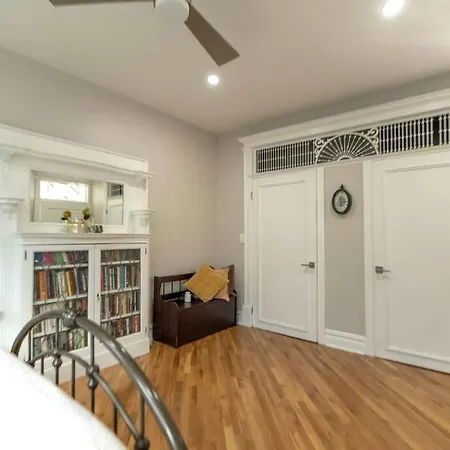 Apartment A Charming 4 Bd Garden Oasis Brick Townhouse *