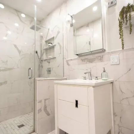 Apartment A Charming 4 Bd Garden Oasis Brick Townhouse *