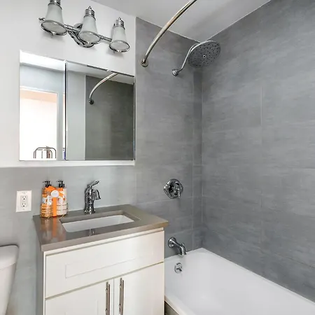 Lovely 2 Bedroom Unit In Nyc! New York