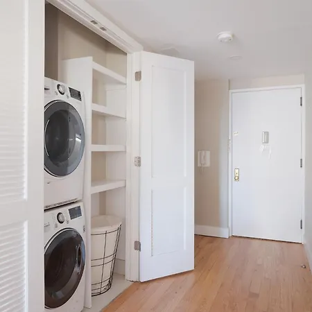 Luxurious 2 Bedroom With Private Balcony New York