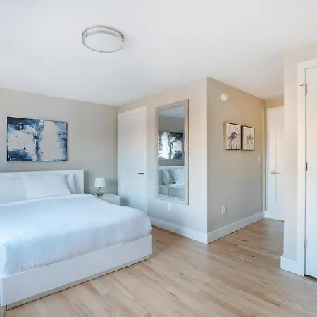 Luxurious 2 Bedroom With Private Balcony Apartment New York