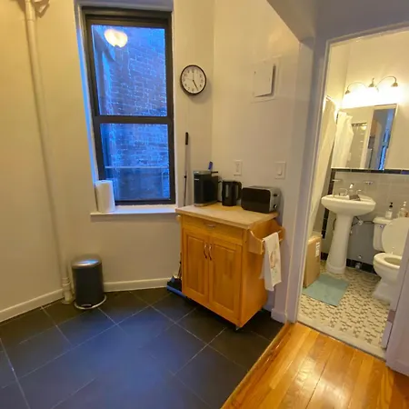 Cozy Studio In Upper East Side Apartment *