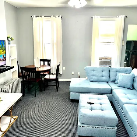 3 Bedrooms In Lic, 10 Mins To Manhattan !! Apartment *