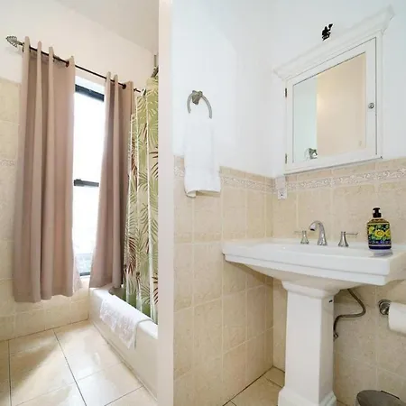 Spacious 1 Bedroom Unit In Prime Location New York