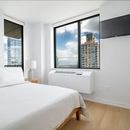Vibrant With City Views In Shared Apartment New York