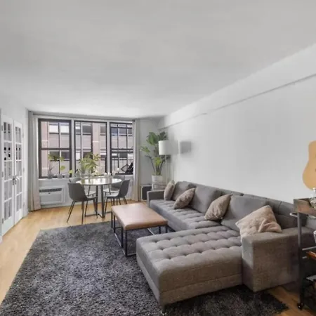 Apartment Suite With Private Kitchen And Bathroom In Times Square Central Park - Sleeps 4!