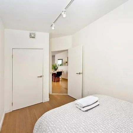 Beautiful Bright Renovated 2br With A Balcony- Sleeps 5 New York