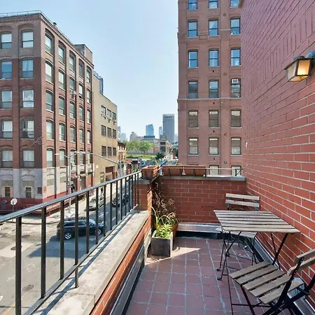Beautiful Bright Renovated 2br With A Balcony- Sleeps 5 Apartment New York