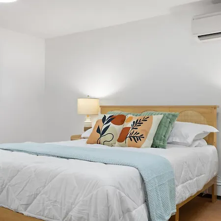 Private Garden Getaway Cozy And Chic Near Subway At 