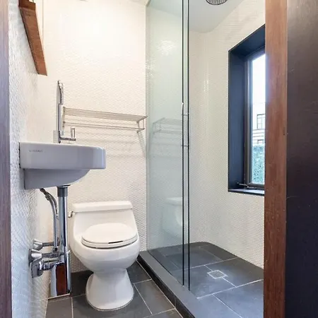Apartment E10-2 Designer East Village Townhouse 1br *