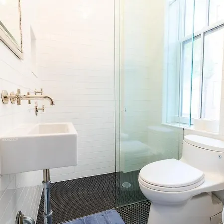 E10-2 Designer East Village Townhouse 1br Apartment
