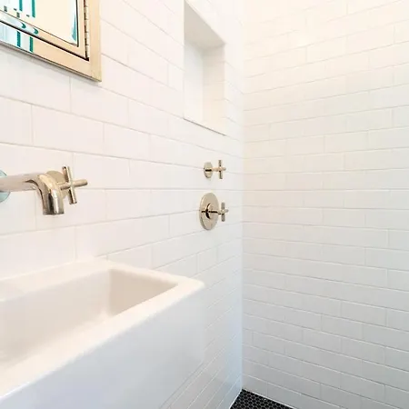 Apartment E10-2 Designer East Village Townhouse 1br *