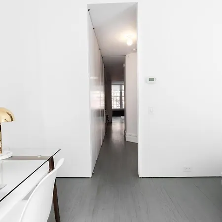 E10-2 Designer East Village Townhouse 1br