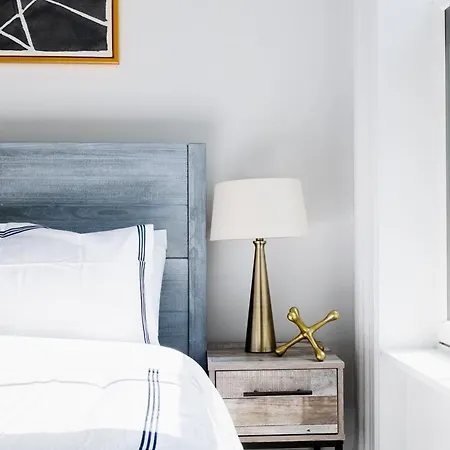 E10-2 Designer East Village Townhouse 1br