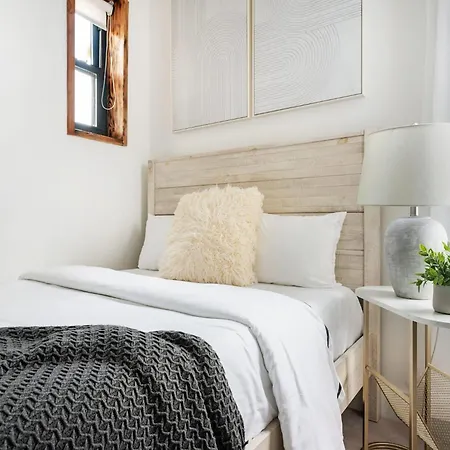 48-4fe 2br Prime Midtown West Apartment