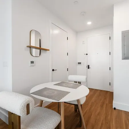 Apartment Chic Retreat With Top-tier Amenities