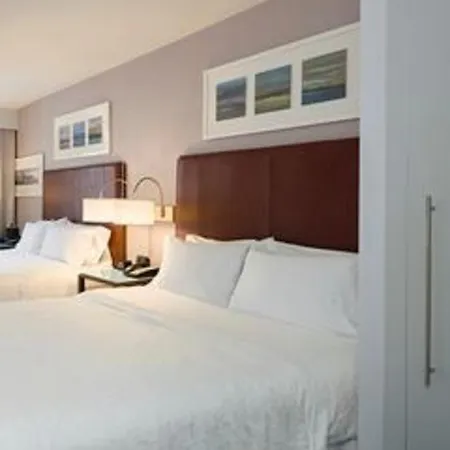 Hotel Hampton By Hilton Seaport 2*